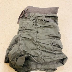 EUC NO BOUNDARIES GREEN SHORTS